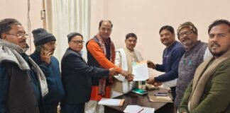 सांसद पकौड़ी लाल कोल को एक्सप्रेस ट्रेनों के ठहराव हेतु सौपा ज्ञापन