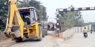 रेलवे गेट के अवरुद्ध होने से आवागमन में बढ़ी मुश्किलें ,लोगों में आक्रोश