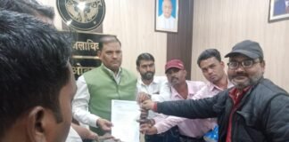 एसके बायो कंस्ट्रक्शन कंपनी पर मौजूद लोगों द्वारा पत्रकारों के साथ बदतमीजी मामले को लेकर उप जिलाधिकारी को ज्ञापन सौंप कर कार्रवाई की मां