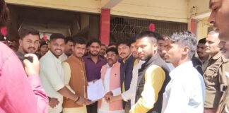 समाज कल्याण विभाग मंत्री को ओबरा पीजी कॉलेज के छात्र नेताओं ने सौप ज्ञापन