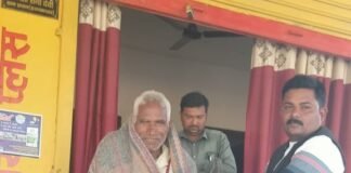 दुद्धी तहसील द्वारा गरीब असहाय लोगों को कंबल वितरण लेखपाल की उपस्थिति में ग्राम प्रधान प्रतिनिधि निरंजन सोनी जी के हाथों हुआ कंबल वितरण।