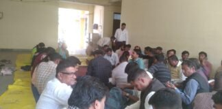 तहसीलदार के द्वारा दो लेखपाल को प्रतिकूल प्रविष्टि दिए जाने के विरोध में, आक्रोशित लेखपाल धरने पर बैठे