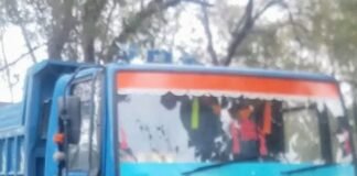 एक टिपर वाहन की कागजात की अवधि समाप्त पाने पर आरटीओ विभाग ने पकड़ा, टिपर मालिकों में हड़कंप।