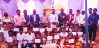 सरकारी स्कूल डाटकाम द्वारा डॉक्टर बृजेश कुमार सिंह महादेव को किया गया सम्मानित