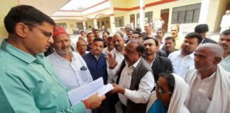 अधिवक्ताओं ने कचहरी गेट पर प्रदर्शन कर तहसील समाधान पर पहुंचकर प्रदेश सरकार के नाम तहसीलदार को ज्ञापन सौपा