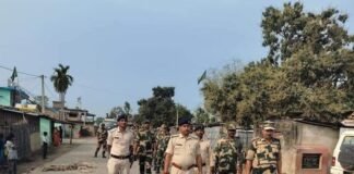 गलगलिया पुलिस व बीएसएफ द्वारा थाना क्षेत्र में किया गया फ्लैग मार्च व एरिया डॉमिनेशन