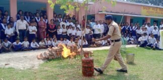 पोठिया थाना क्षेत्र अंतर्गत मॉक ड्रिल द्वारा आग से बचने की दी गयी जानकारी