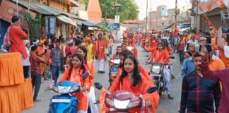 बालिकाओं ने दुर्गावाहिनी स्कूटी जुलुस निकाल कर किया शक्ति शौर्य का प्रदर्शन