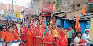 अखाड़ो में युवाओ ने दिखाएं करतब।