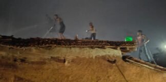 संदिग्ध परिस्थितियों में किसान के कच्चे मकान में लगी आग, घर का सारा सामान जलकर हुआ राख