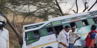 अनियंत्रित होकर प्राइवेट सवारी बस पुलिया के निचे बबूल के पेड़ से टकराते हुए टंग गई जिसमें लगभग पांच सवारी घायल हुए