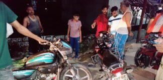 दो अलग अलग स्थानों पर बाइक के टक्कर में तीन घायल ,रेफर