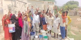 भीषण गर्मी में पानी की किल्लत को लेकर विरोध प्रदर्शन शिवदत्त दुबे के नेतृव में सैकड़ों ग्रामीणों ने किया प्रदर्शन