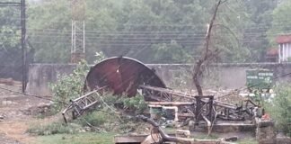 नगर पंचायत की लापरवाही की वजह से आंधी तूफान बारिश से पानी का टंकी गिरा